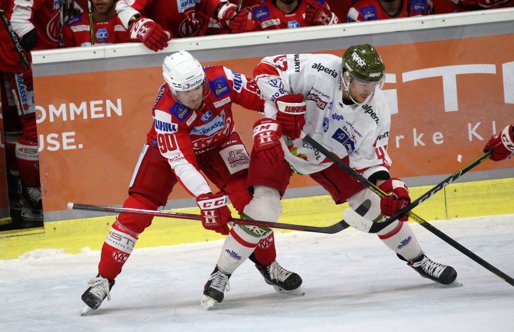 EBEL. Eishockey Bundesliga. KAC gegenHCB Suedtirol Alperia. Matthew Fraser,  (KAC), Keegan Lowe  (Bozen). Klagenfurt, am 22.10.2021. Foto: Kuess www.qspictures.net