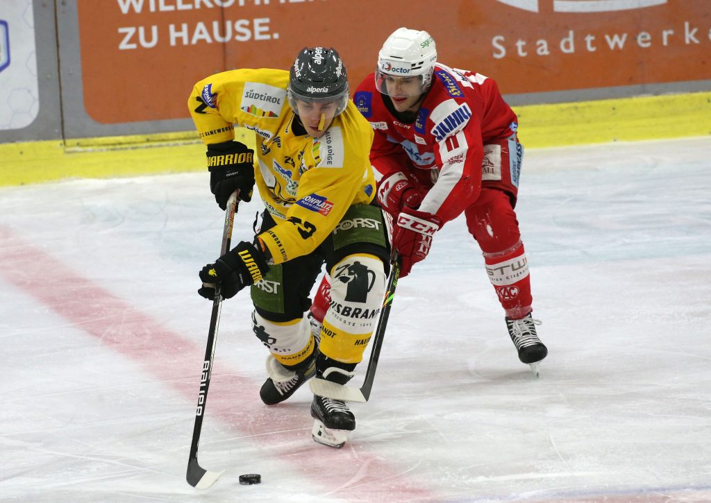 EBEL. Eishockey Bundesliga. KAC gegenHC Pustertal Woelfe. Lukas Haudum, (KAC), Jakob Stukel (Pustertal). Klagenfurt, am 13.2.2022. Foto: Kuess www.qspictures.net