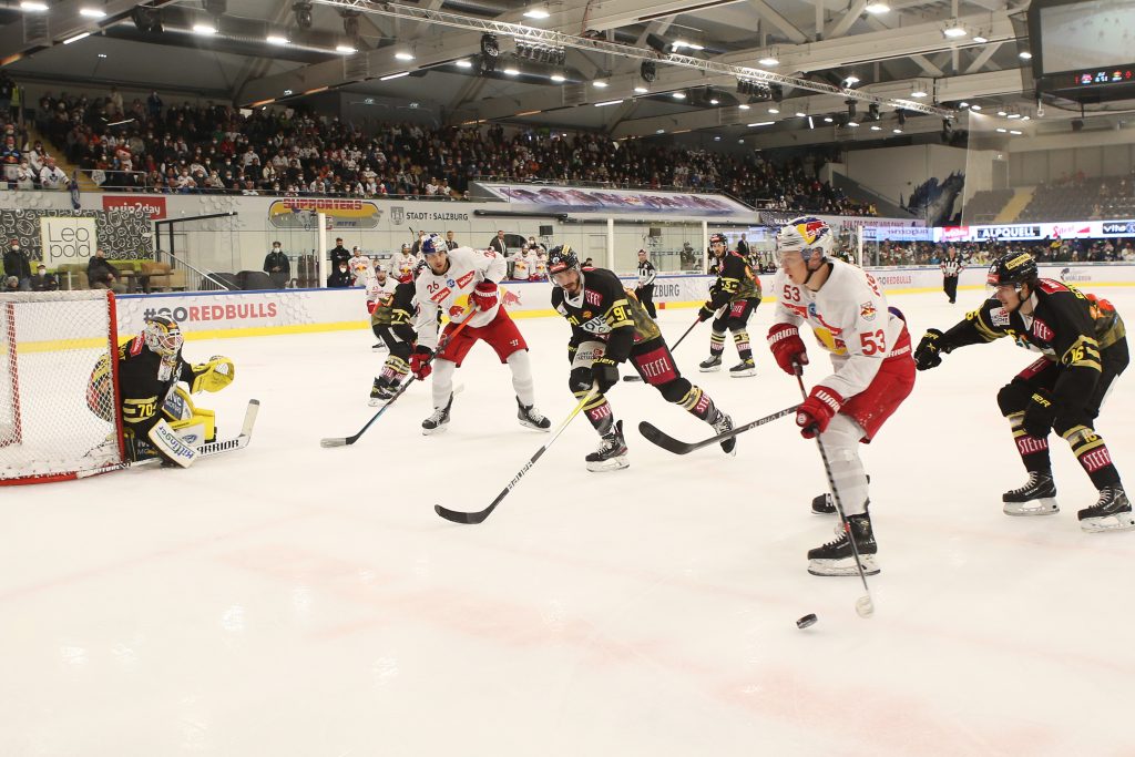 SALZBURG,AUSTRIA,28.MAR.22 - ICE HOCKEY - ICE Hockey League, play off, semifinal, EC Red Bull Salzburg vs EV Vienna Capitals. Image shows Peter Hochkofler (EC RBS), Charles Dodero (Capitals) and Danjo Leonhardt (EC RBS). Photo: GEPA pictures/ Mathias Mandl - For editorial use only. Image is free of charge.
