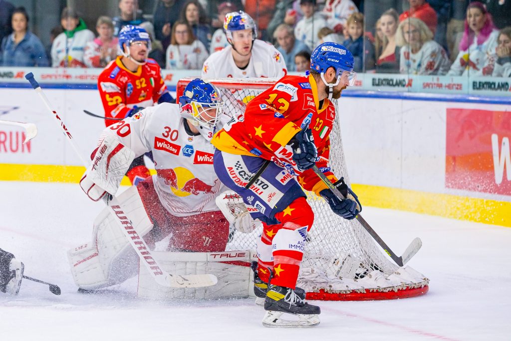 SALZBURG,AUSTRIA,26.OCT.22 - ICE HOCKEY - ICE Hockey League, EC Red Bull Salzburg vs Asiago Hockey. Image shows David Kickert (EC RBS) and Nicholas Saracino (Asiago). Photo: GEPA pictures/ Gintare Karpaviciute - For editorial use only. Image is free of charge.