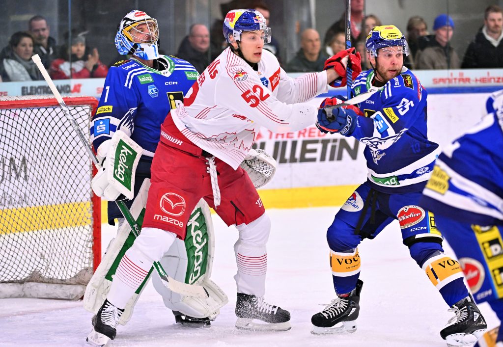 SALZBURG,AUSTRIA,28.JAN.24 - ICE HOCKEY - ICE Hockey League, EC Red Bull Salzburg vs Villacher SV. Image shows Paul Huber (EC RBS) and Mark Katic (VSV). Photo: GEPA pictures/ Amir Beganovic - For editorial use only. Image is free of charge.