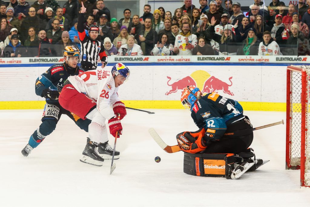 SALZBURG,AUSTRIA,07.MAR.24 - ICE HOCKEY - ICE Hockey League, play off quarterfinal, EC Red Bull Salzburg vs EHC Black Wings Linz. Image shows Peter Hochkofler (EC RBS) and Rasmus Tirronen (Black Wings). Photo: GEPA pictures/ Mathias Mandl - For editorial use only. Image is free of charge.