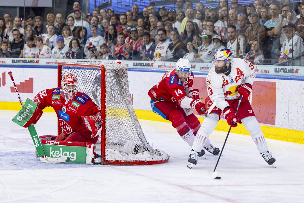 SALZBURG,AUSTRIA,07.APR.24 - ICE HOCKEY -ICE Hockey League, play off final, EC Red Bull Salzburg vs Klagenfurter AC. Image shows Sebastian Dahm, Paul Postma (KAC) and Peter Schneider (EC RBS). Photo: GEPA pictures/ Gintare Karpaviciute - For editorial use only. Image is free of charge.