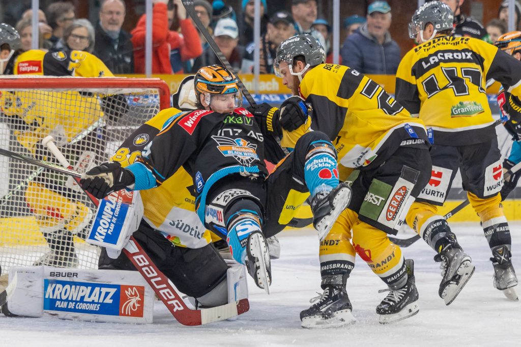 2024-11-29, Austria, Linz, LinzAG Eisarena, Sport, Eishockey, Steinbach Black Wings Linz vs HC Pustertal Wölfe, Foto (c) Hannes Draxler, im Bild: Steinbach Black Wings Linz #49 KNOTT Graham; HC Pustertal Wölfe #80 PASQUALE Edward; HC Pustertal Wölfe #21 GLIRA Daniel; HC Pustertal Wölfe #47 DE LORENZA MEO Lukas