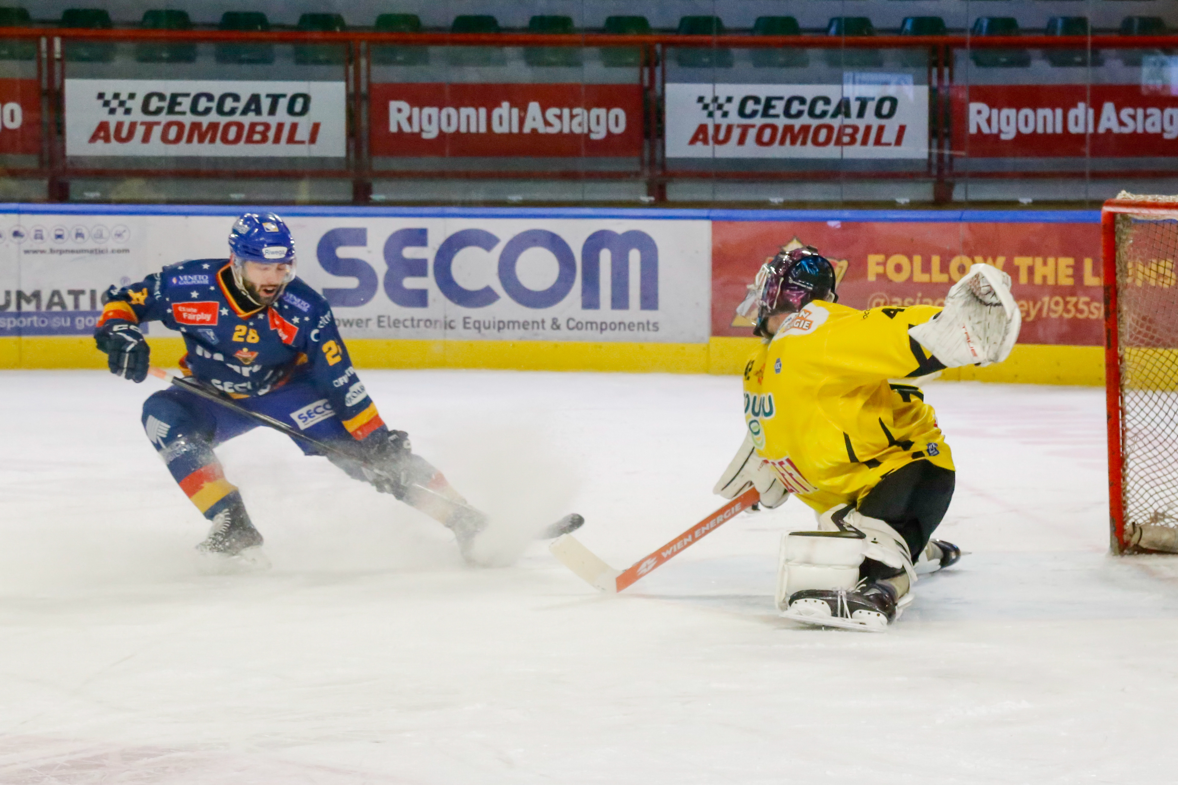 PH-ASIAGOHOCKEY-Play-action