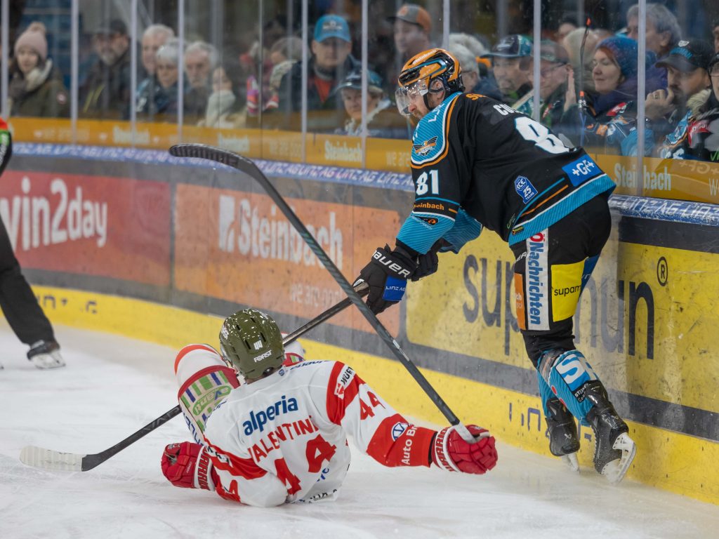 2025-01-19, Austria, Linz, LinzAG Eisarena, Sport, Eishockey, Steinbach Black Wings Linz vs HCB Südtirol Alperia, Foto (c) Hannes Draxler, im Bild: Steinbach Black Wings Linz #81 COLLINS Sean; HCB Südtirol Alperia Bozen #44 VALENTINE Scott