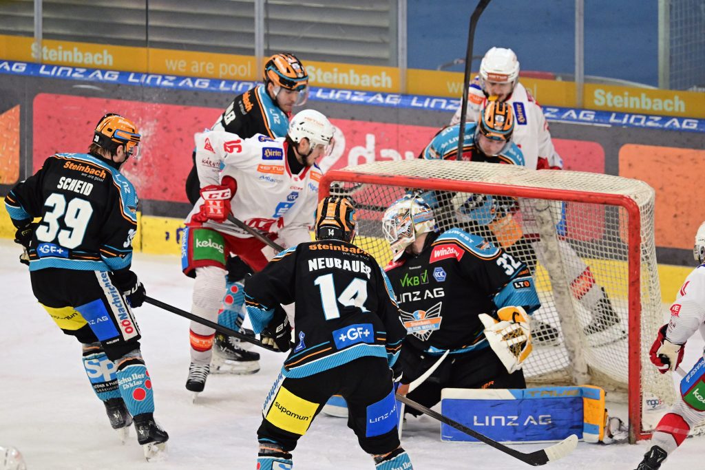 Simeon Schwinger (EC KAC), Tormann Rasmus Tirronen (Steinbach Black Wings Linz), Semifinale 2, Win2Day ICE Hockey League, 2. Semifinale, Steinbach Black Wings Linz vs EC KAC,  Linz AG Eisarena