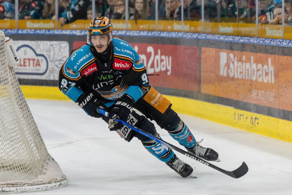 2025-03-30, Austria, Linz, LinzAG Eisarena, Sport, Eishockey, Steinbach Black Wings Linz vs EC KAC, Foto (c) Hannes Draxler, im Bild:Steinbach Black Wings Linz #97 MAVER Luka