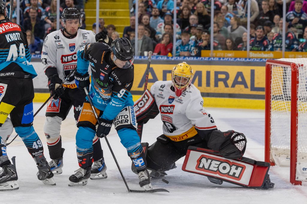 2025-09-12, Austria, Linz, LinzAG Eisarena, Sport, Eishockey, Steinbach Black Wings Linz vs Pioneers Vorarlberg, Foto (c) Hannes Draxler, im Bild: Steinbach Black Wings Linz #09 ROMIG Emilio; BEMER Pioneers Vorarlberg #30 CAFFI Alex