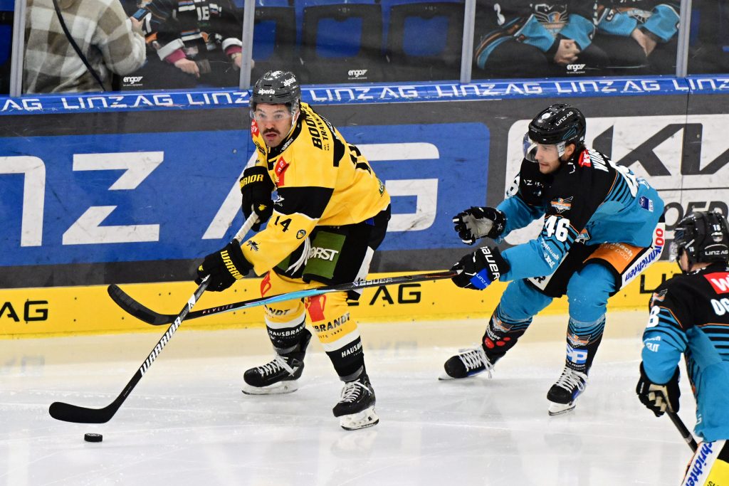 Alexander Ierullo (HC Pustertal Wölfe), Niklas Würschl (Steinbach Black Wings), 19. Runde ICE, Steinbach Black Wings Linz vs HC Pustertal Wölfe, Linz AG Eisarena