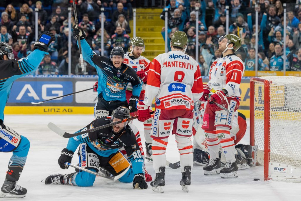 2026-01-28, Austria, Linz, LinzAG Eisarena, Sport, Eishockey, Steinbach Black Wings Linz vs HCB Südtirol Alperia Bozen, Foto (c) Hannes Draxler, im Bild: Steinbach Black Wings Linz #80 PUSNIK Julian; HCB Südtirol Alperia Bozen #08 GILDON Max; HCB Südtirol Alperia Bozen #11 DIGIACINTO Cristiano